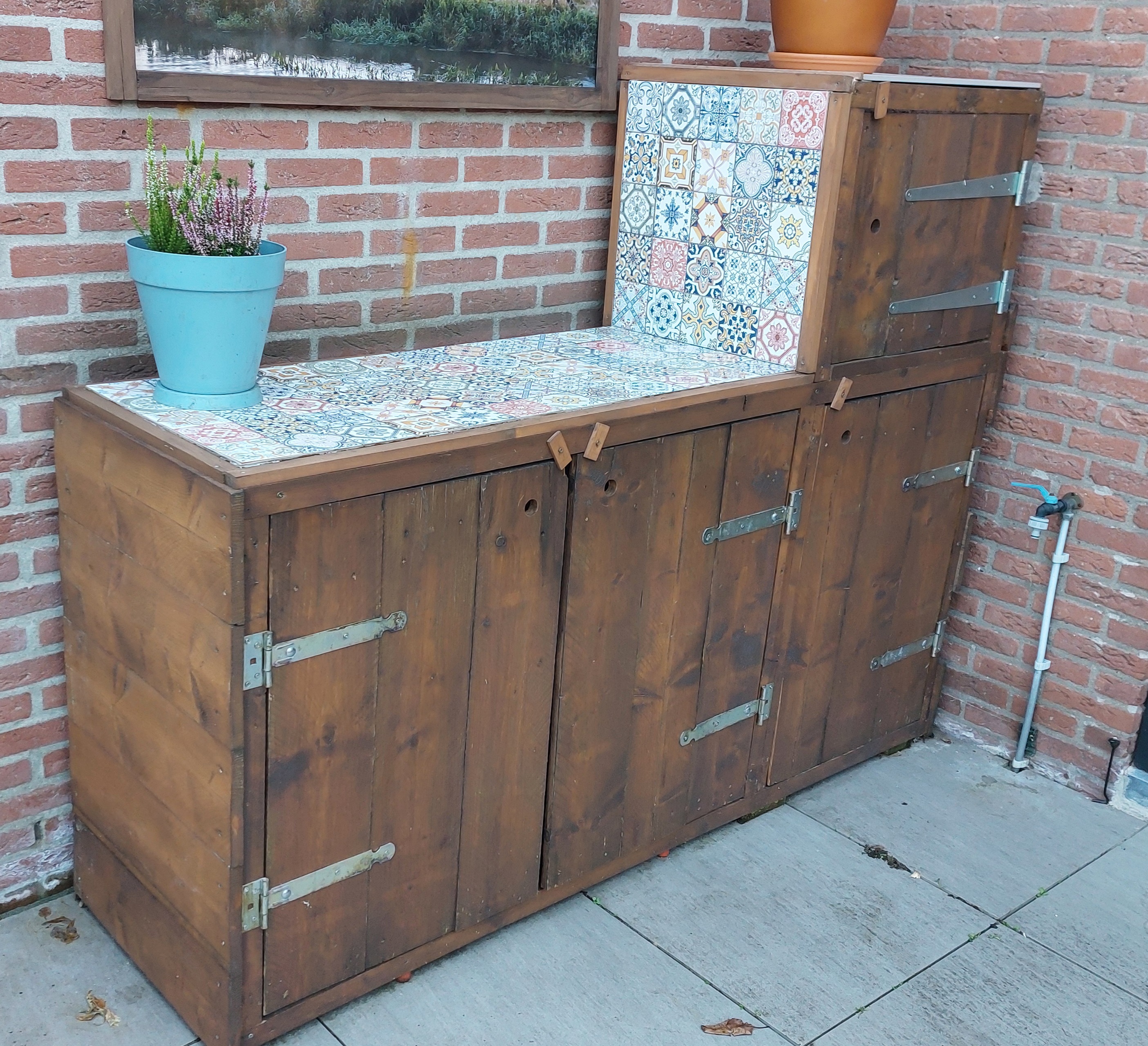 Houten barmeubel en displaykast voor horeca of winkelinterieur