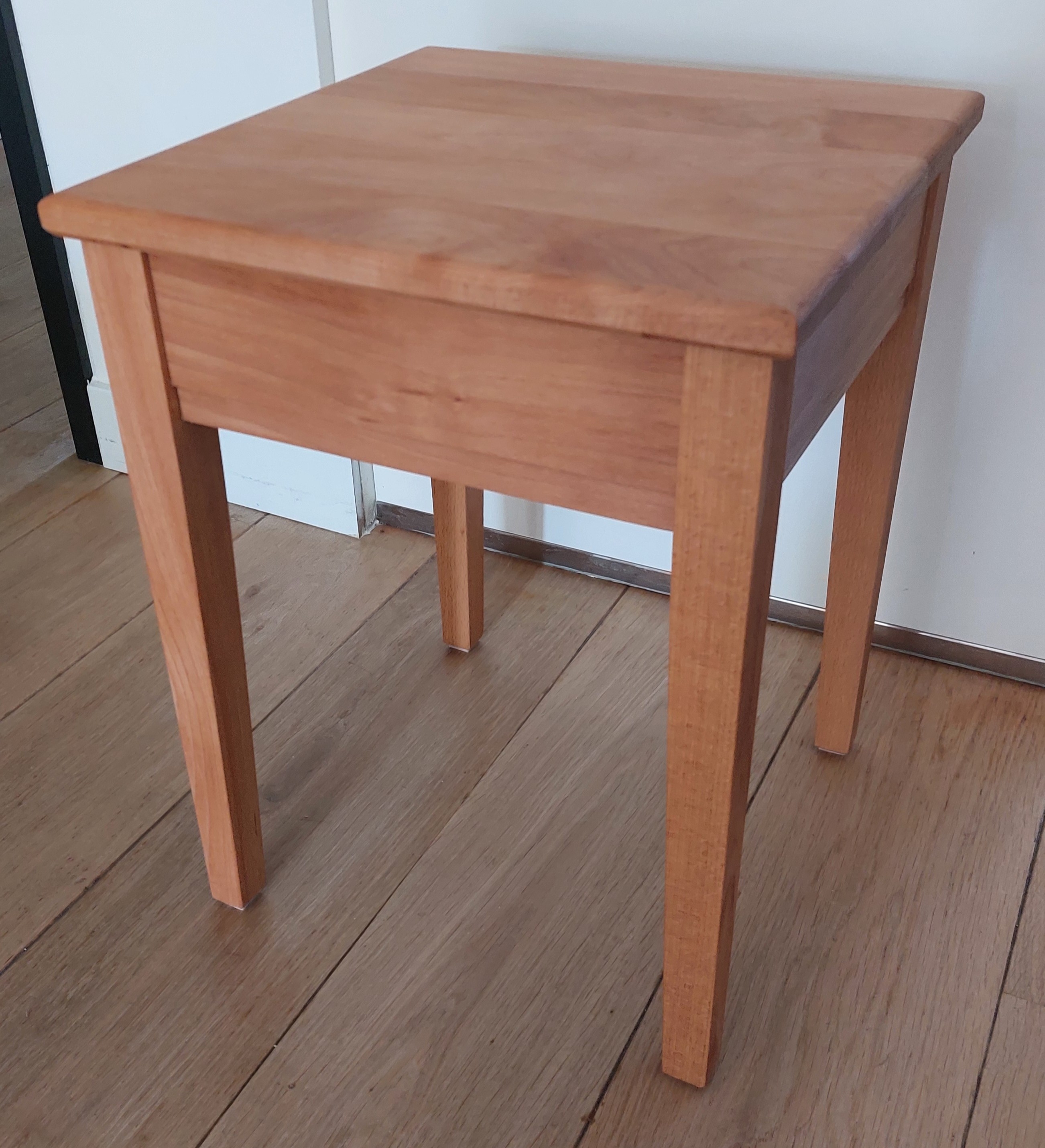 Compacte maatwerk salontafel met organisch gevormd blad
